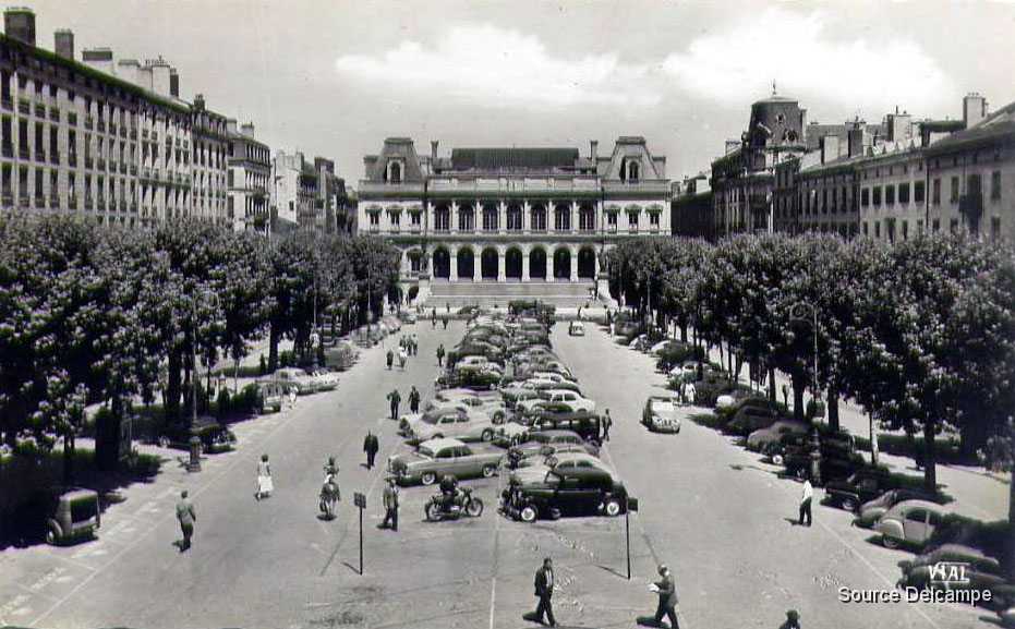 42 Saint Etienne Place de l Hotel de Ville.jpg
